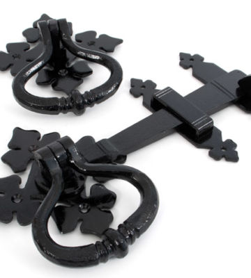 From The Anvil Black Shakespeare Latch Set